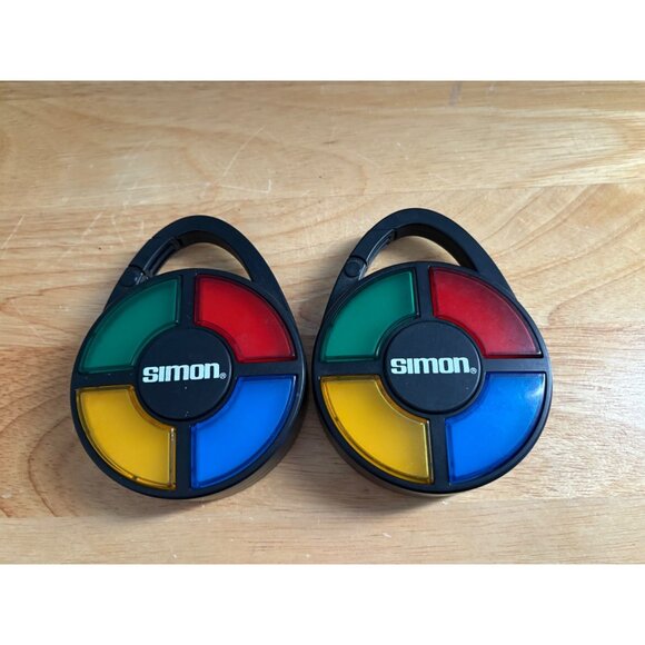 Set of 2 Simon Hasbro Electronic 2014 Carabiner Hand-Held Travel Memory Games - Picture 1 of 3